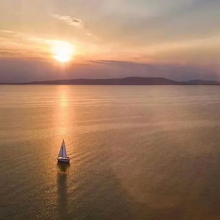 Dom wakacyjny Balaton A Kertben - Balaton In The Garden - Beachfront With Beautiful View, Private *