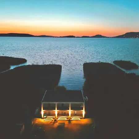 Balaton A Kertben - Balaton In The Garden - Beachfront With Beautiful View, Private Ferienhaus *