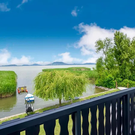 Balaton A Kertben - Balaton In The Garden - Beachfront With Beautiful View, Private Ferienhaus Balatonfenyves