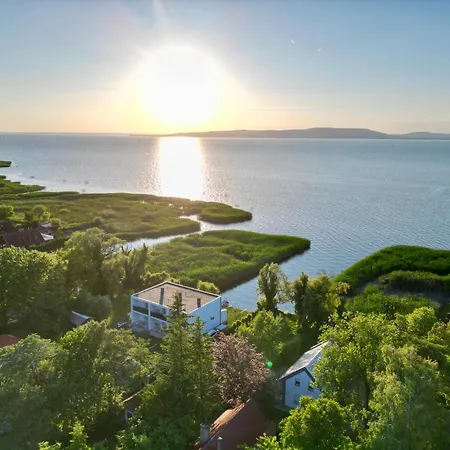 Balaton A Kertben - Balaton In The Garden - Beachfront With Beautiful View, Private
