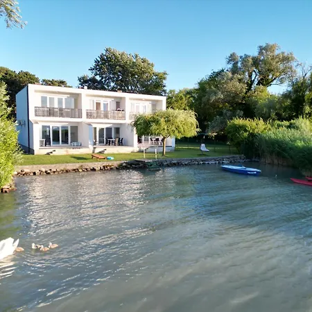 Balaton A Kertben - Balaton In The Garden - Beachfront With Beautiful View, Private *