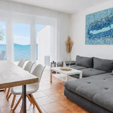 Balaton A Kertben - Balaton In The Garden - Beachfront With Beautiful View, Private