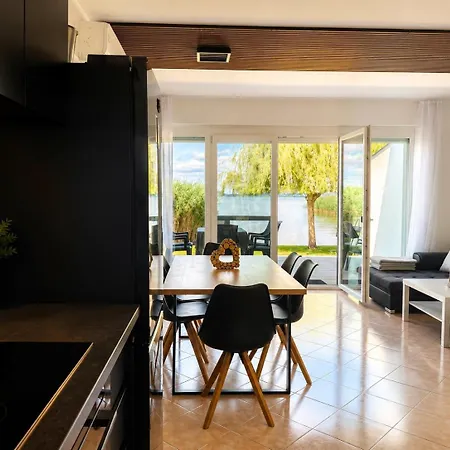 Balaton A Kertben - Balaton In The Garden - Beachfront With Beautiful View, Private Holiday home