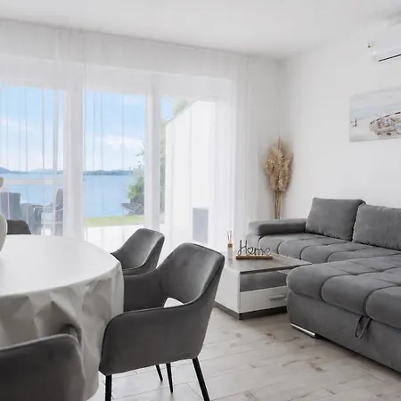 Balaton A Kertben - Balaton In The Garden - Beachfront With Beautiful View, Private Holiday home
