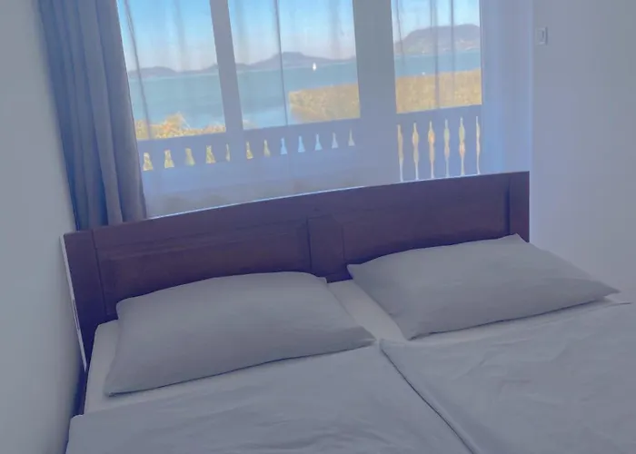 Balaton A Kertben - Balaton In The Garden - Beachfront With Beautiful View, Private Feriehus Balatonfenyves